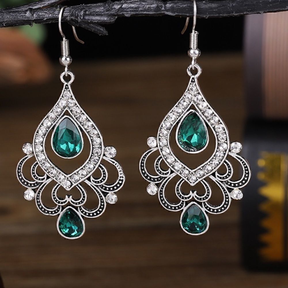 NWT gorgeous emerald dangle earrings